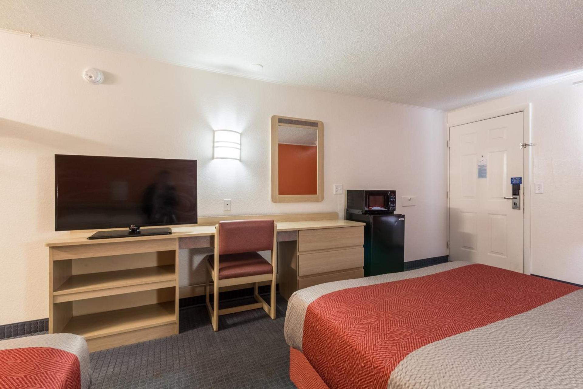 Travelodge by Wyndham Lansing photo 26