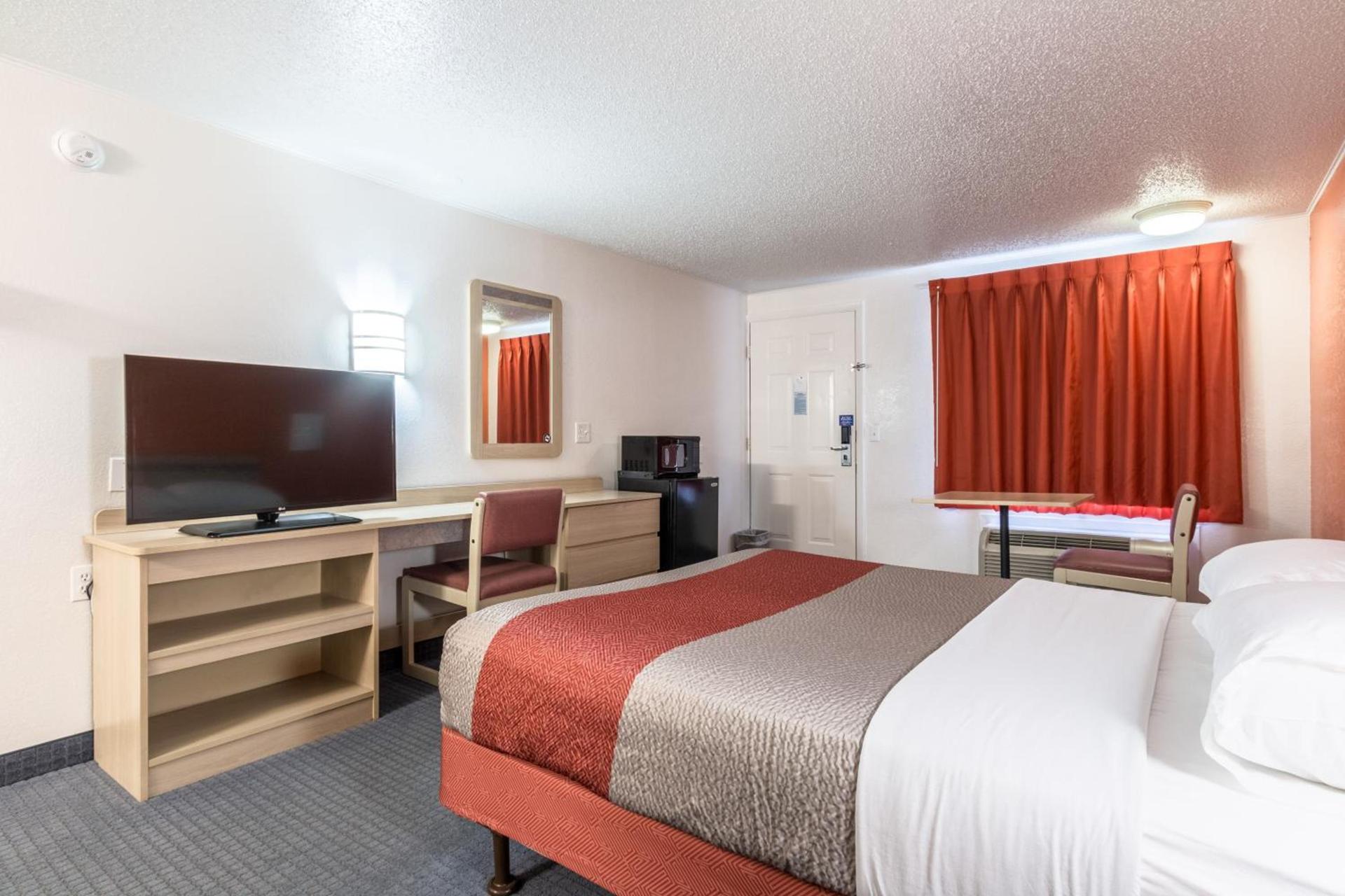 Travelodge by Wyndham Lansing photo 27