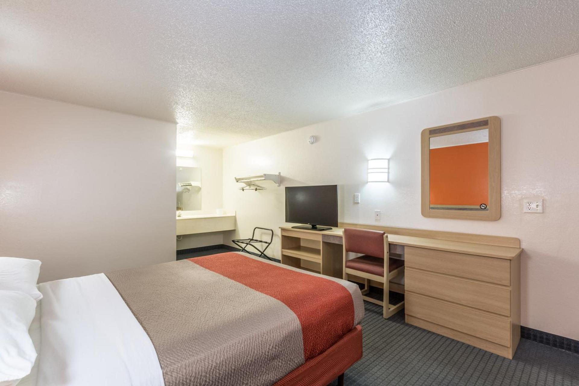 Travelodge by Wyndham Lansing photo 29