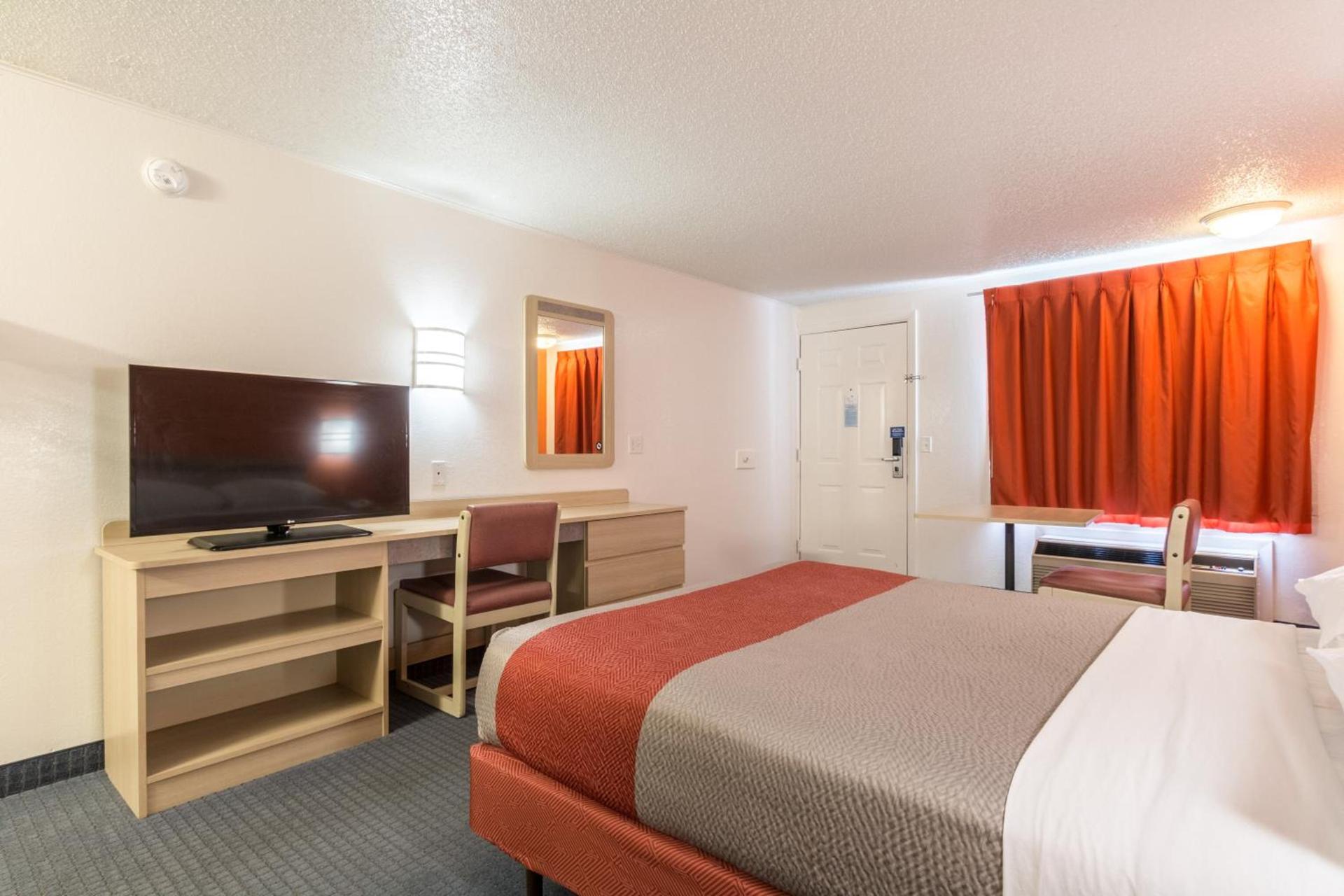 Travelodge by Wyndham Lansing photo 30