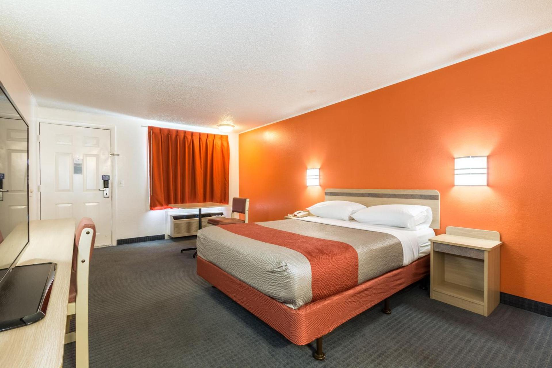 Travelodge by Wyndham Lansing photo 31