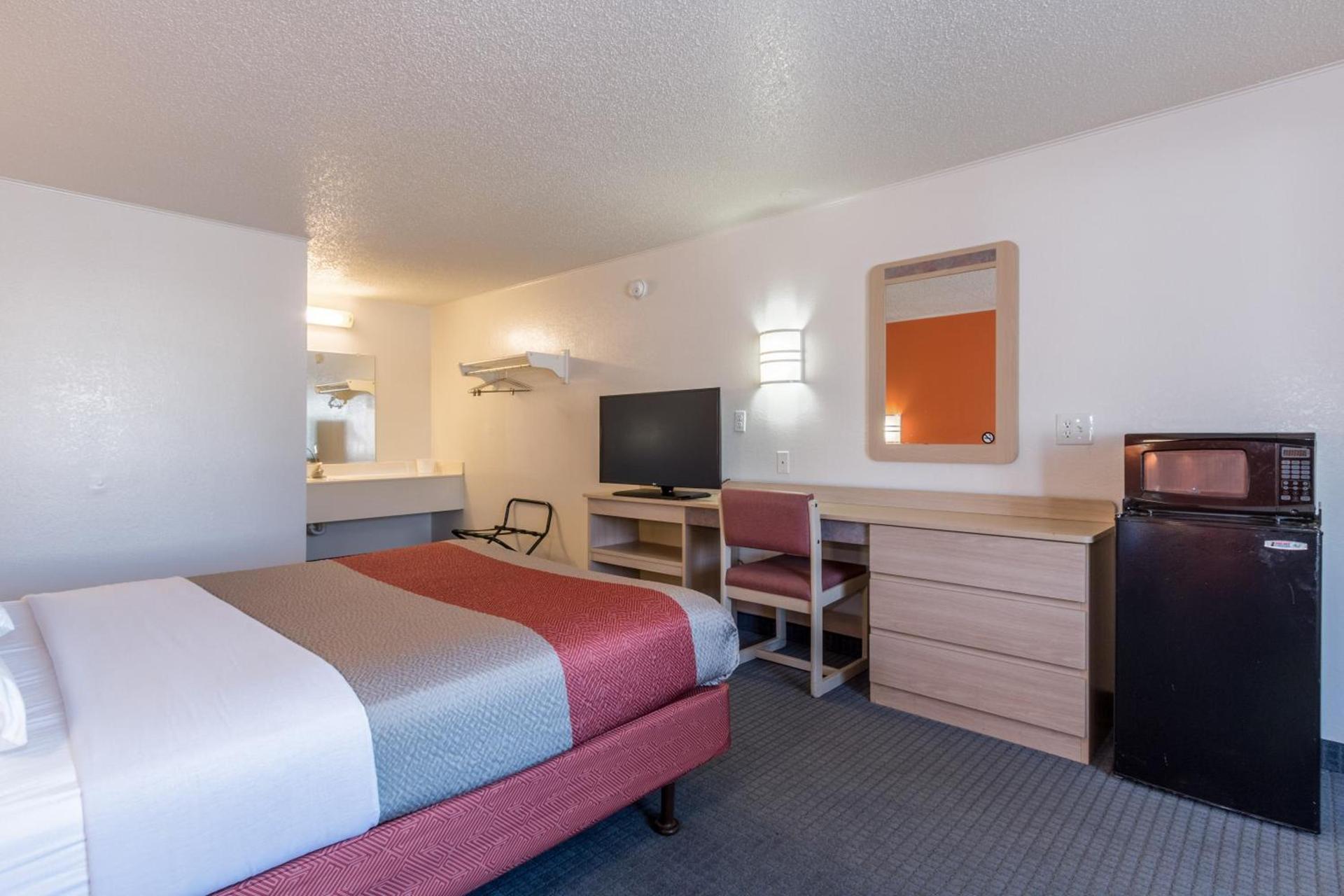 Travelodge by Wyndham Lansing photo 32