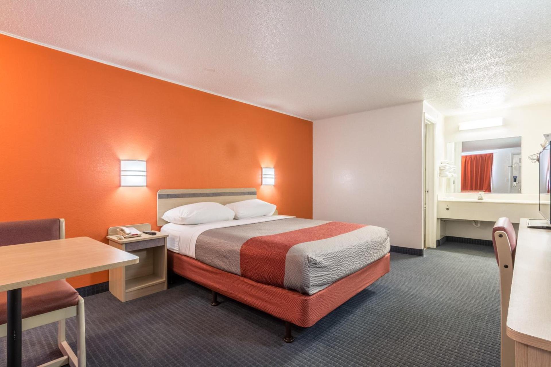 Travelodge by Wyndham Lansing photo 33
