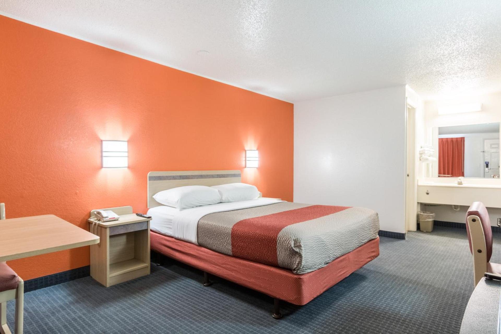 Travelodge by Wyndham Lansing photo 34