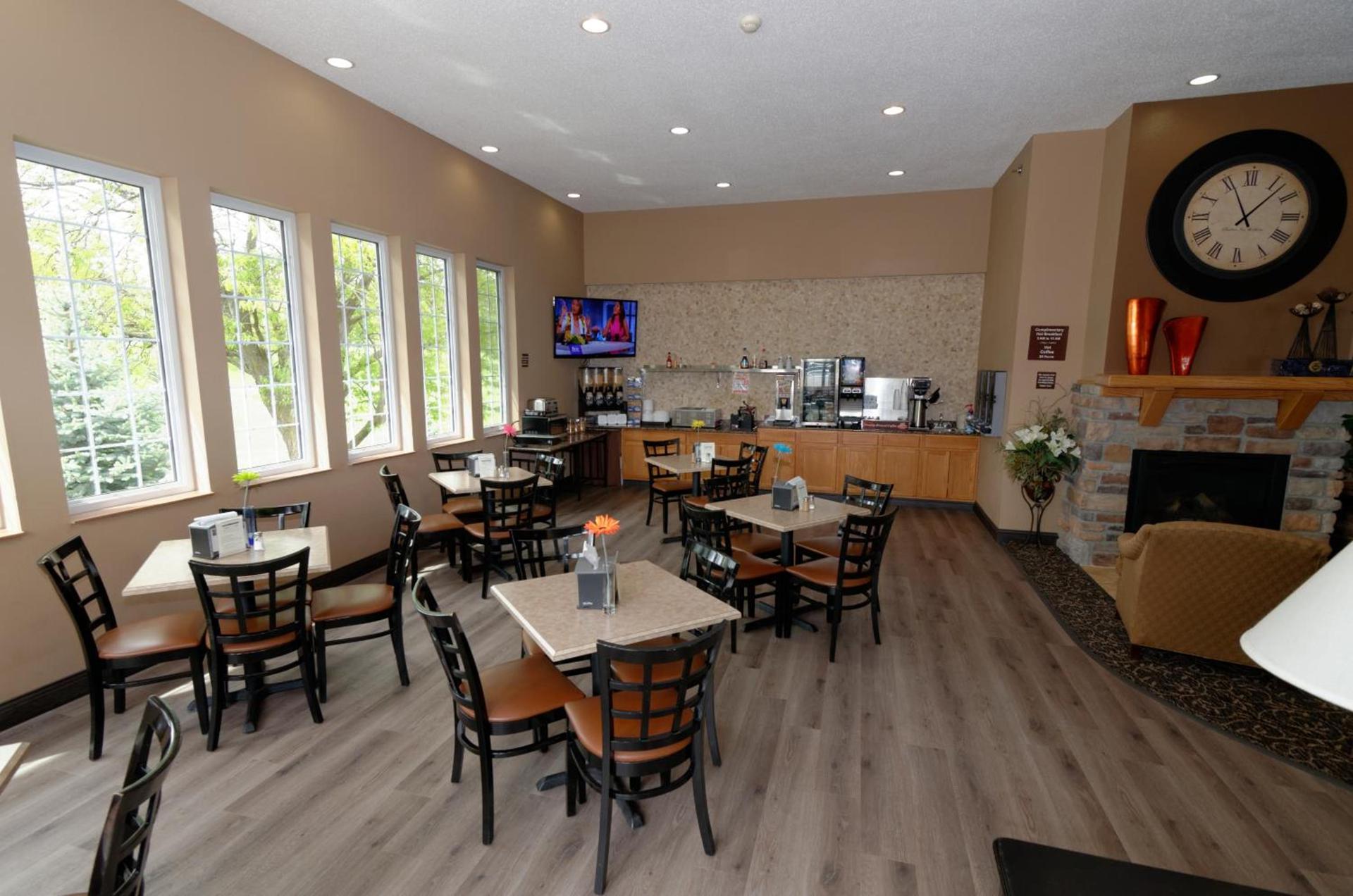 Cobblestone Inn & Suites - Denison | Majestic Hills photo 7