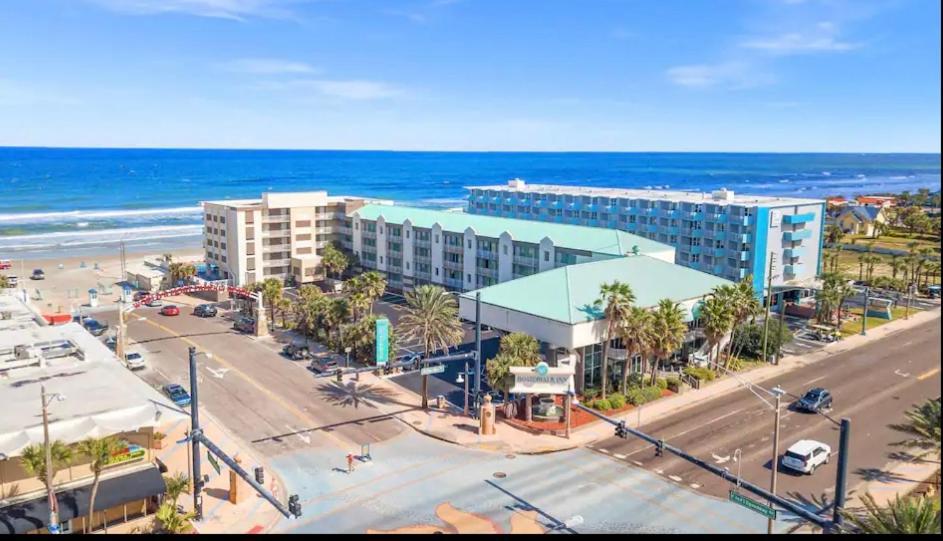Beach Condo with Pool & Tiki Bar! photo 4