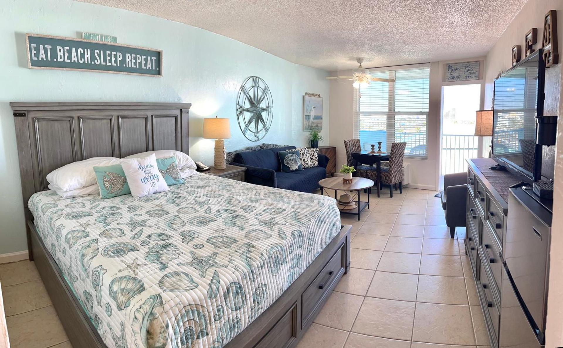 Beach Condo with Pool & Tiki Bar! photo 5