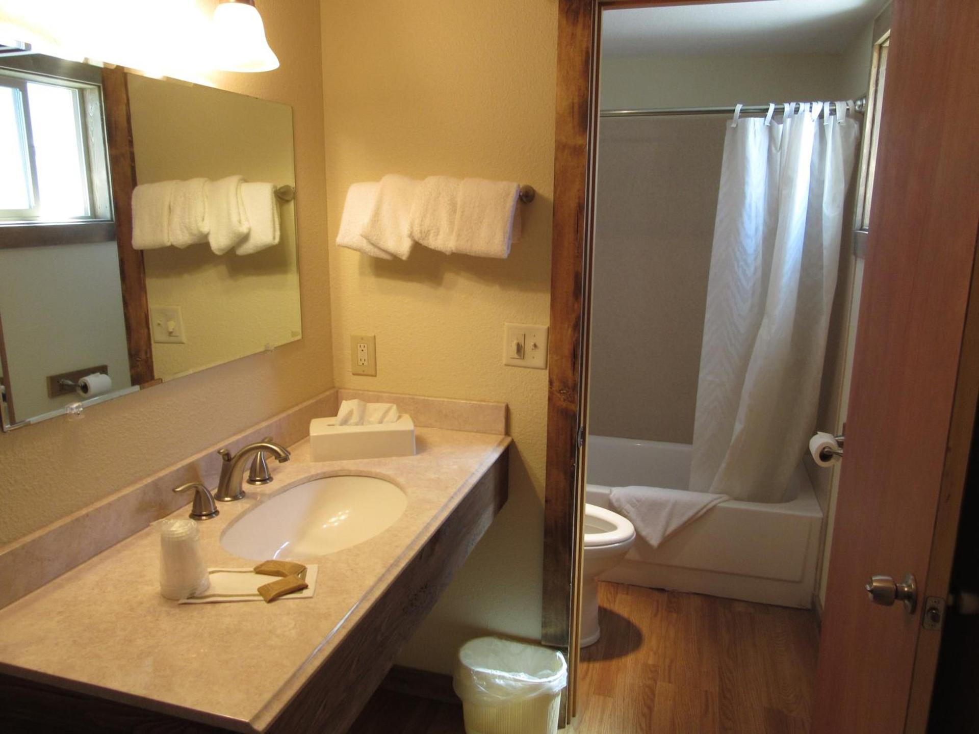 Al's Westward Ho Motel photo 8