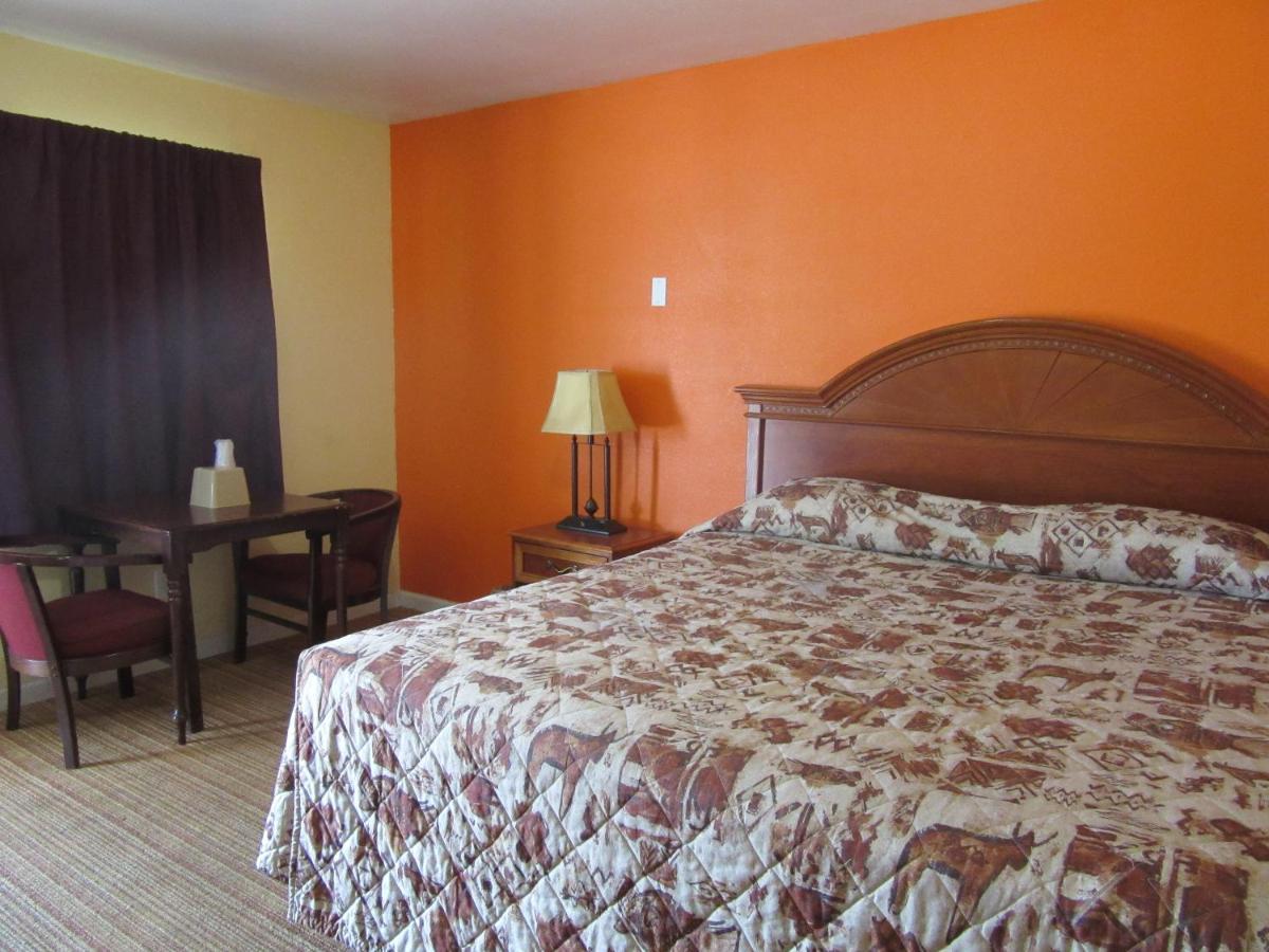 Relax Inn Tyler photo 8