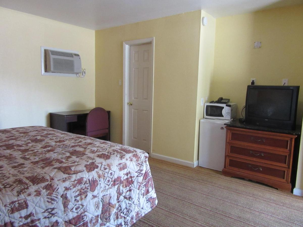 Relax Inn Tyler photo 19