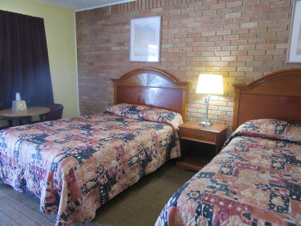Relax Inn Tyler photo 2