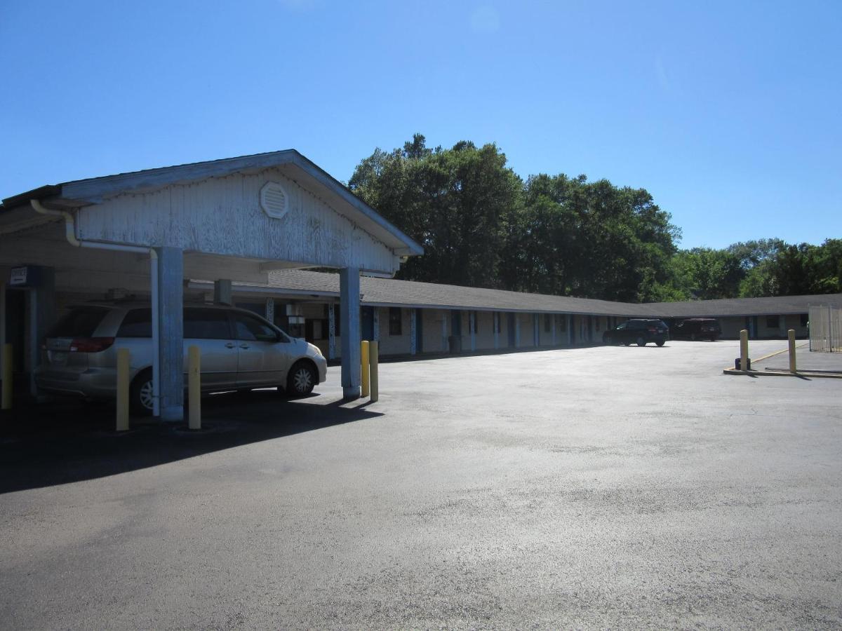 Relax Inn Tyler photo 29