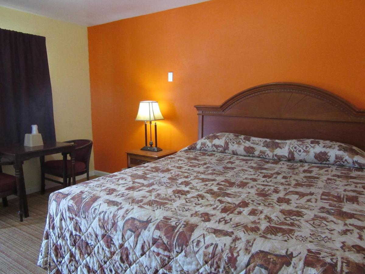 Relax Inn Tyler photo 10