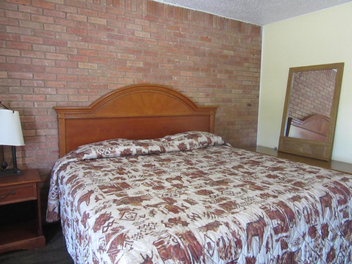 Relax Inn Tyler photo 13