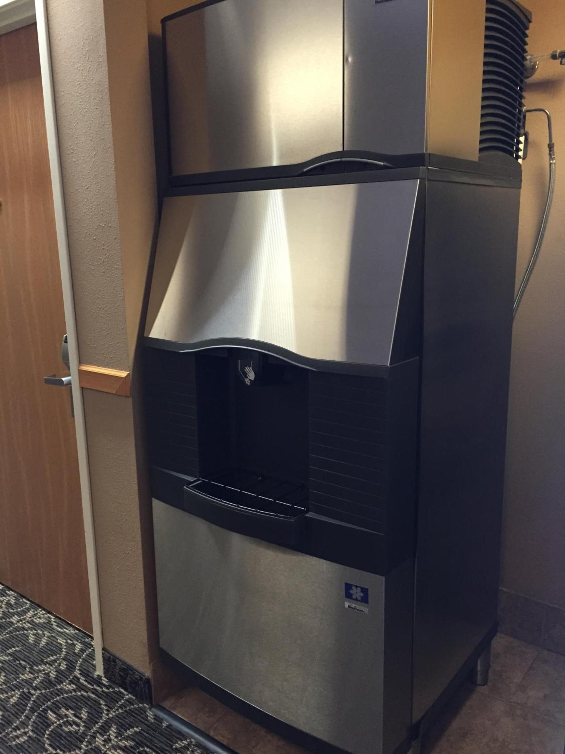 Cobblestone Inn & Suites - Denison | Majestic Hills photo 14