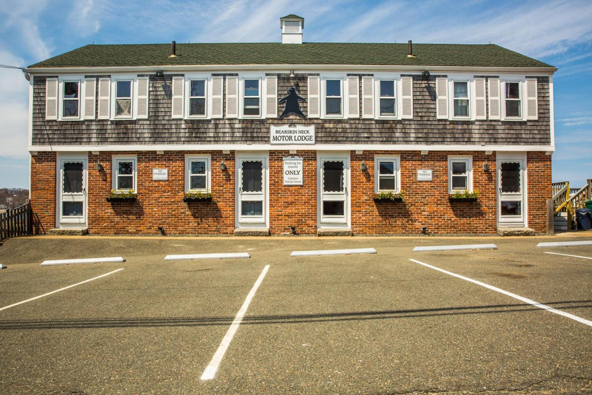 Bearskin Neck Motor Lodge photo 1