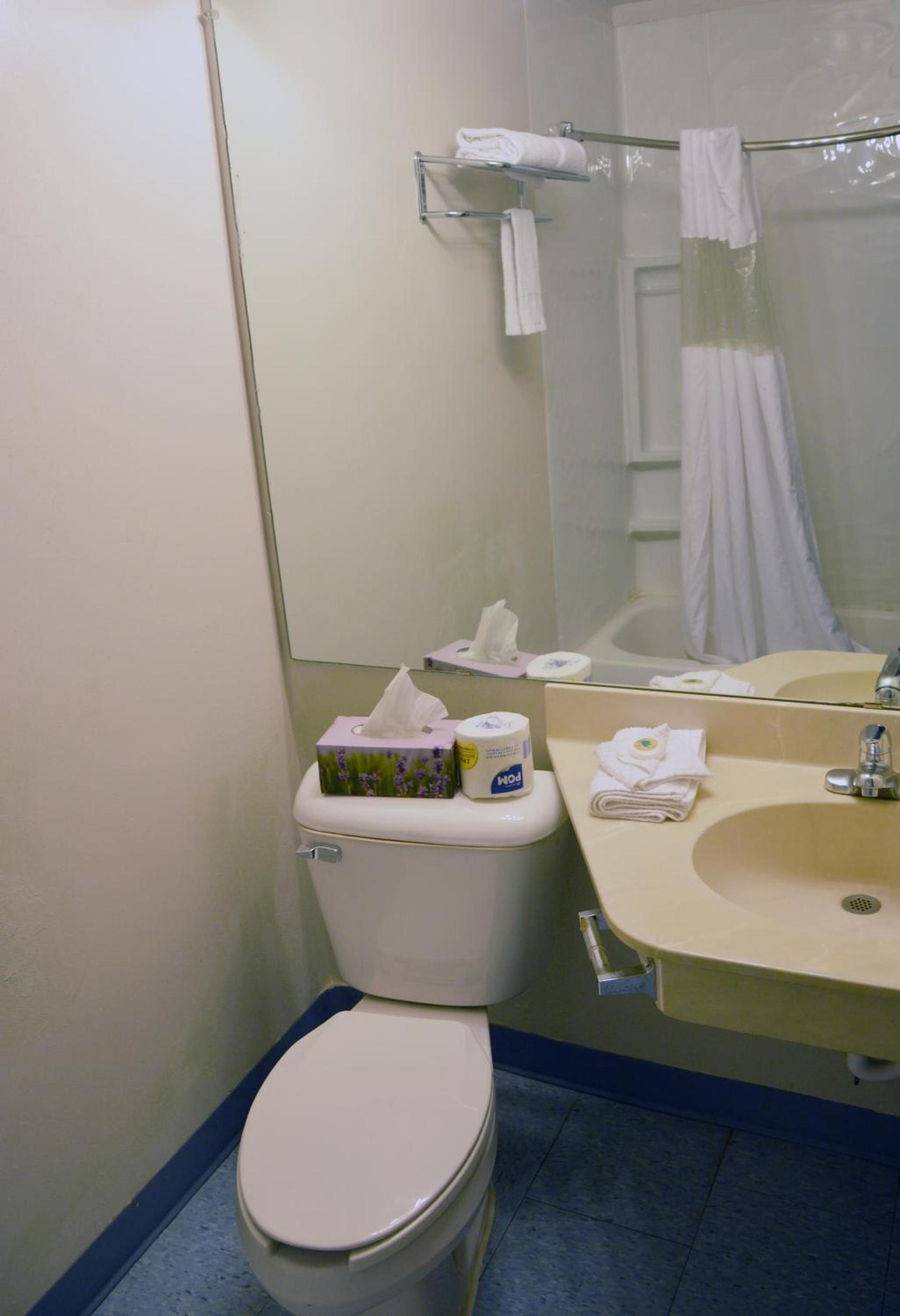 Travelodge by Wyndham Milwaukee photo 35