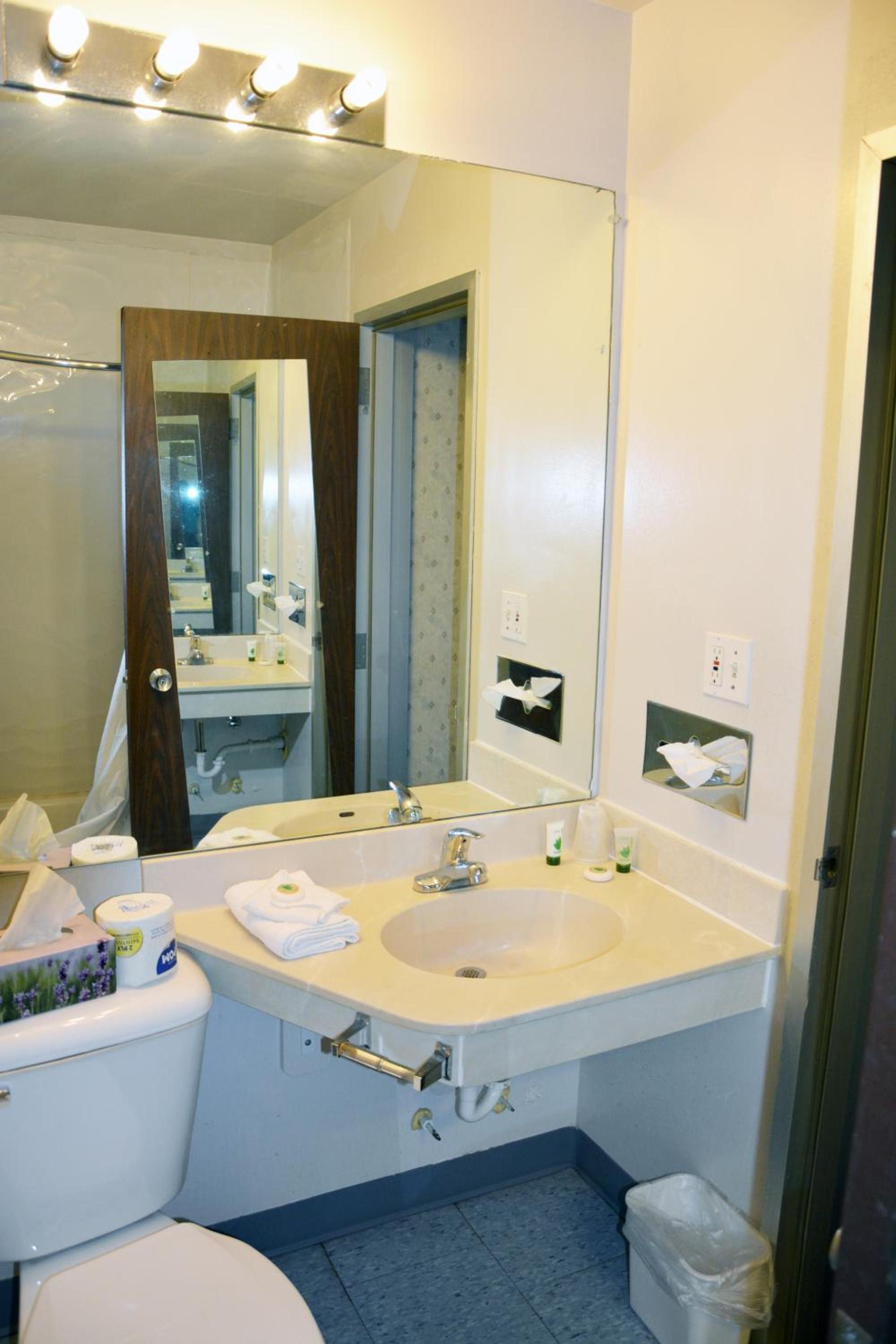 Travelodge by Wyndham Milwaukee photo 36