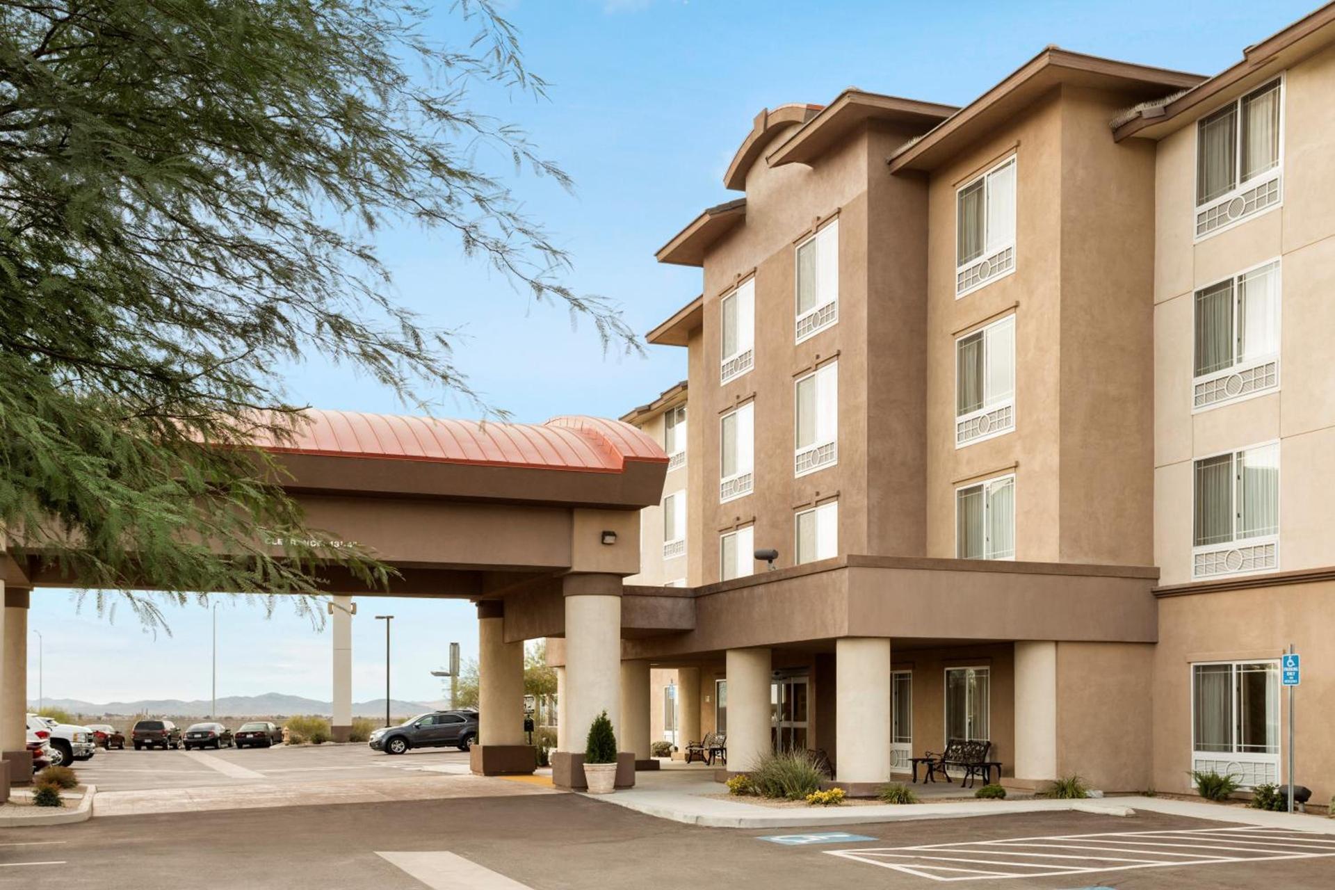 Holiday Inn & Suites - Barstow by IHG photo 2
