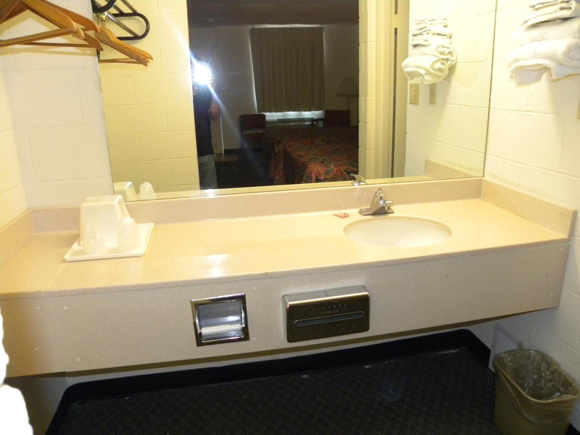 Guest Inn Rogers photo 85