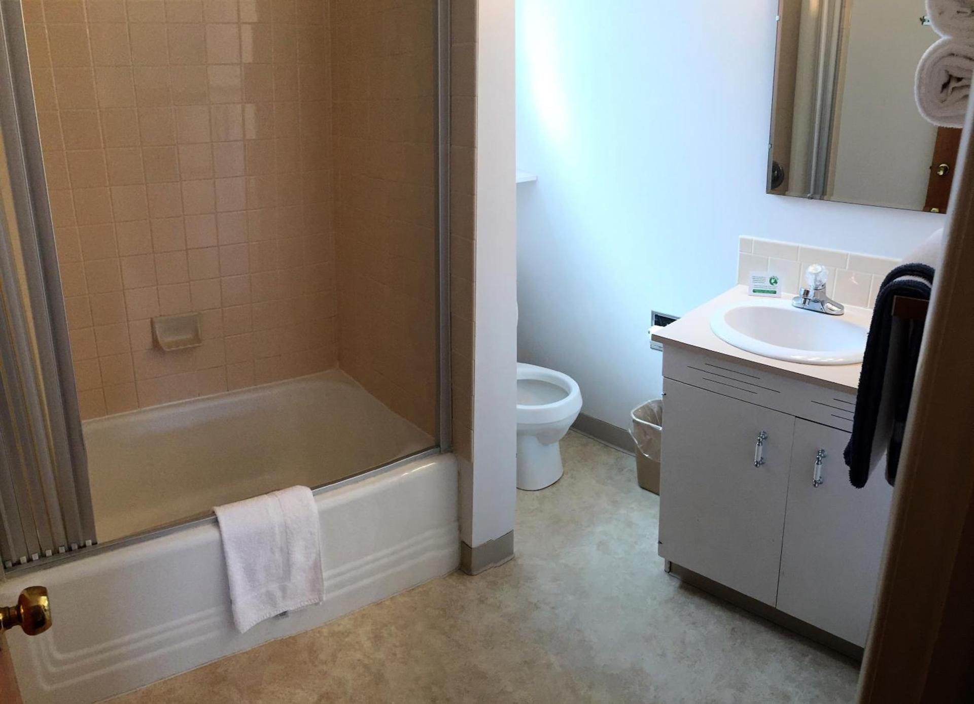 Cedar Motor Inn photo 90
