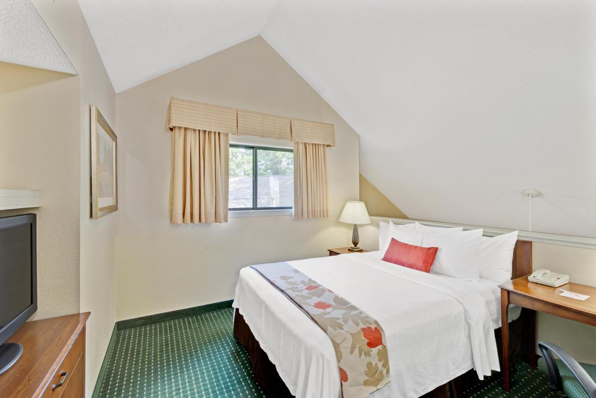Residences at Daniel Webster photo 15