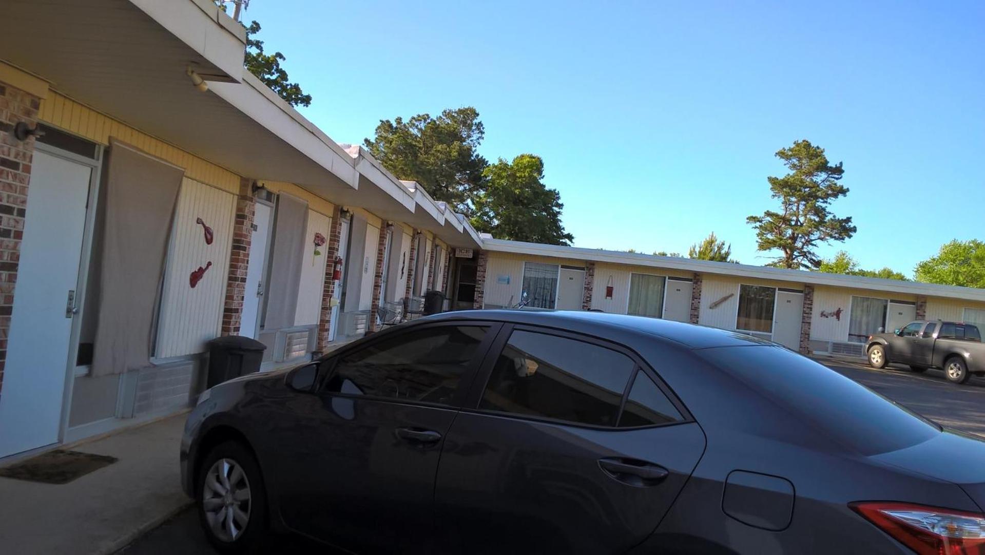 Dogwood Motel photo 35