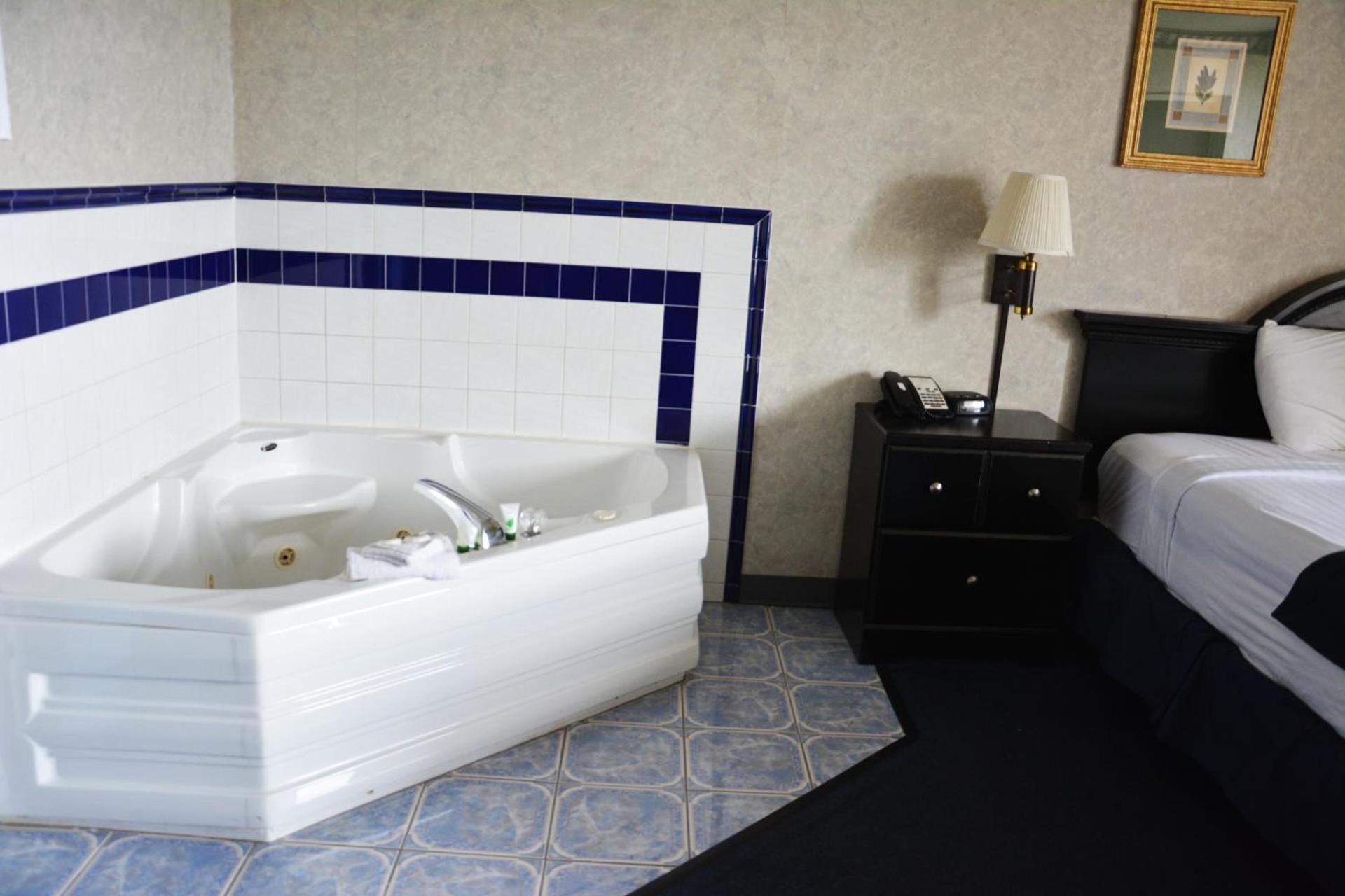 Travelodge by Wyndham Milwaukee photo 9