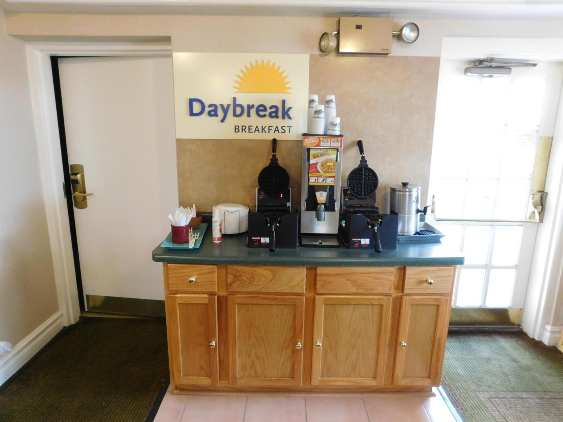 Days Inn & Suites by Wyndham Arlington Heights photo 36