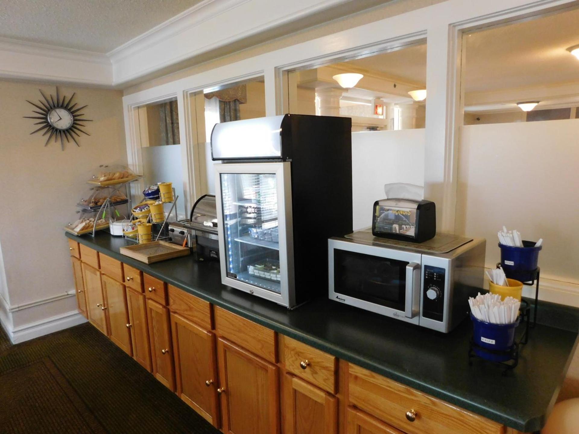 Days Inn & Suites by Wyndham Arlington Heights photo 34