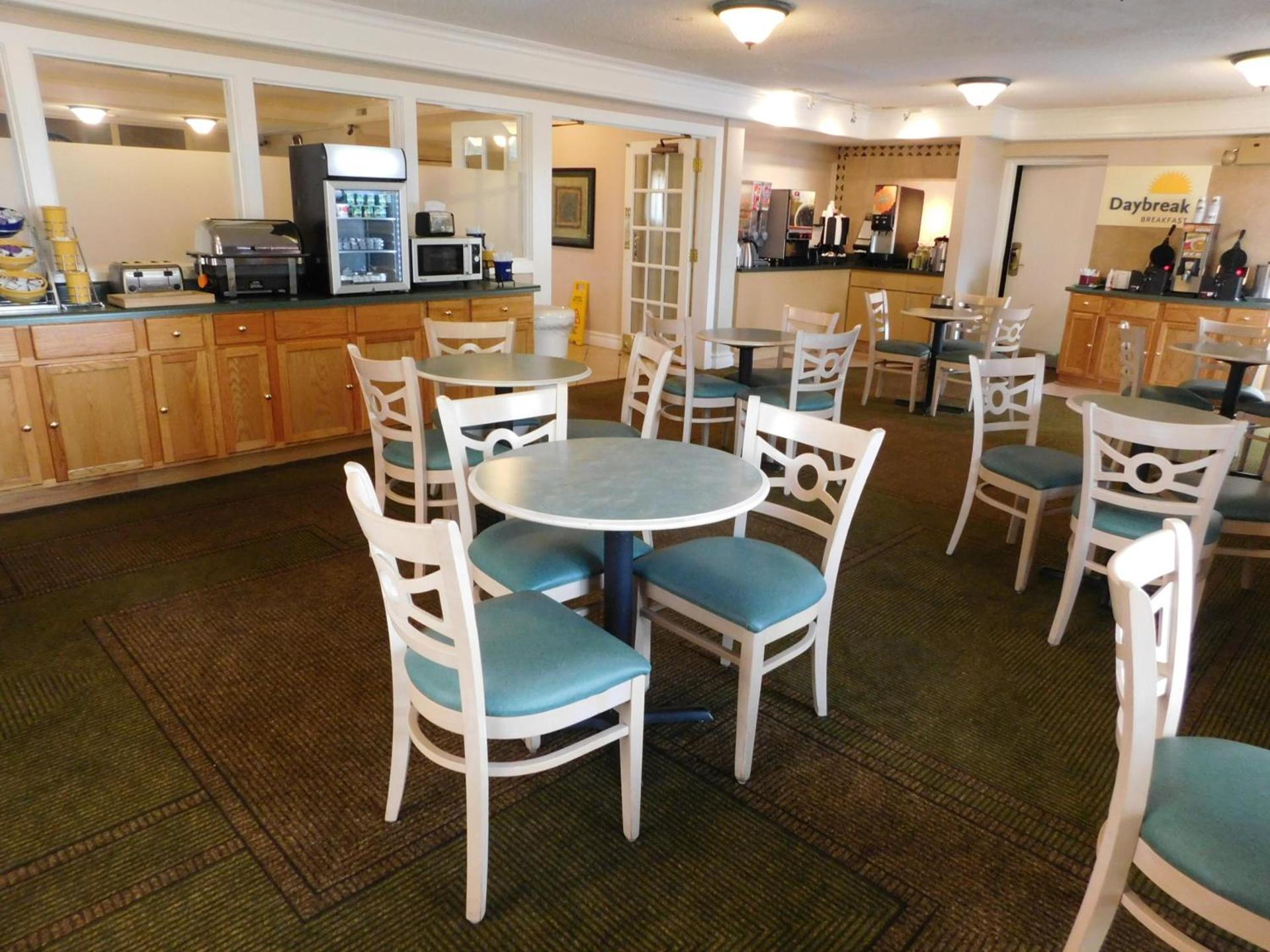 Days Inn & Suites by Wyndham Arlington Heights photo 35