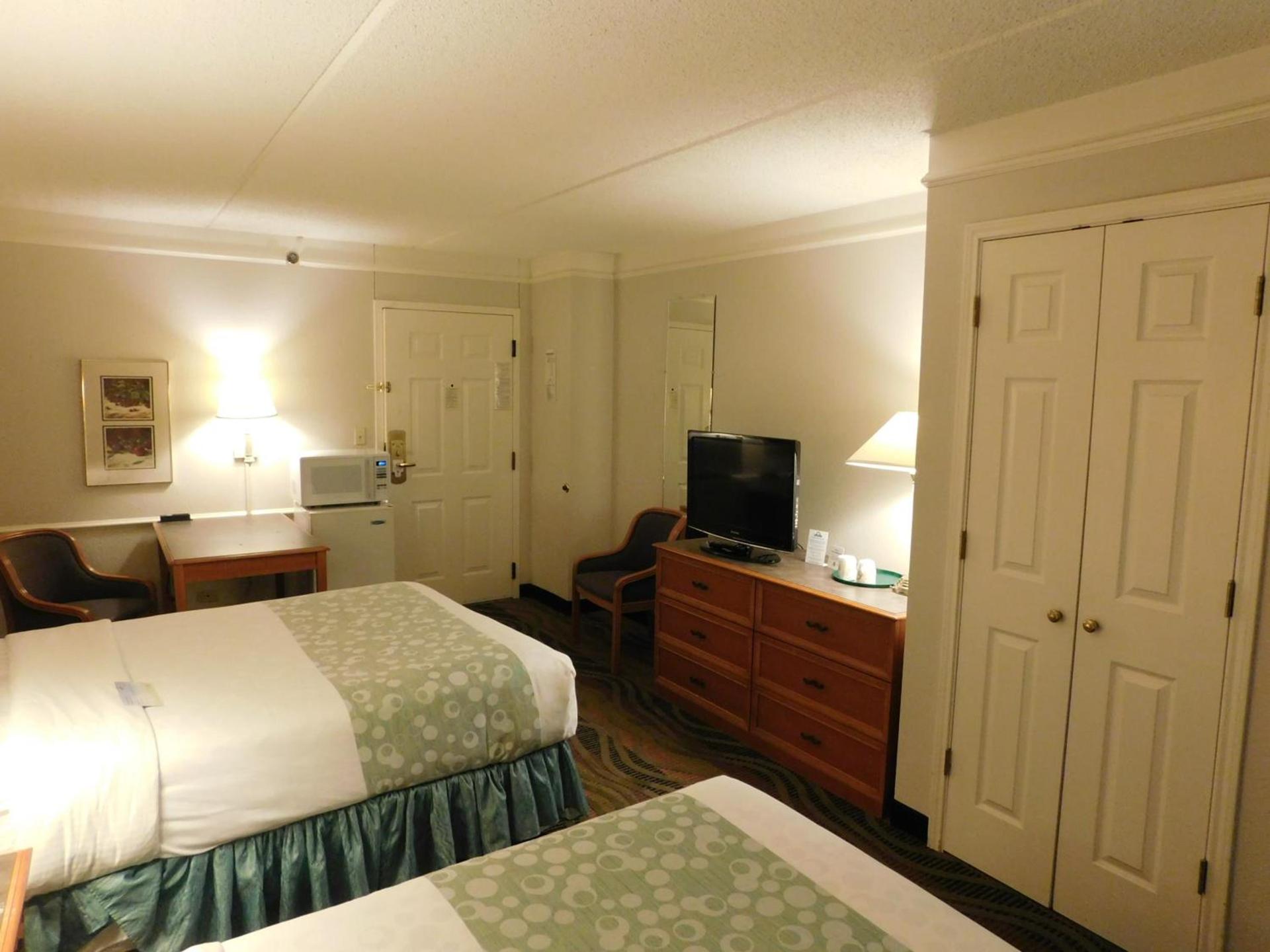 Days Inn & Suites by Wyndham Arlington Heights photo 43