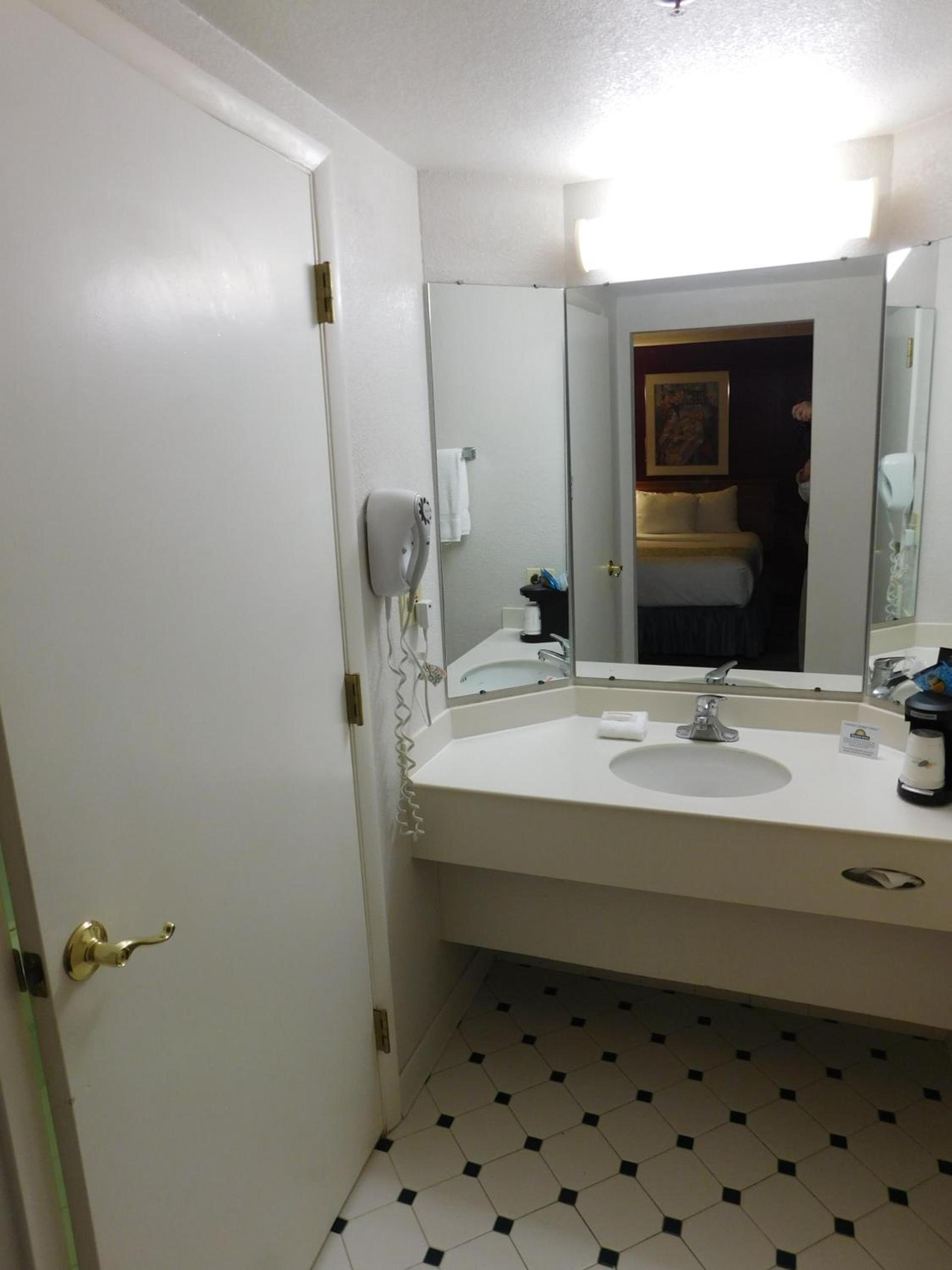 Days Inn & Suites by Wyndham Arlington Heights photo 46