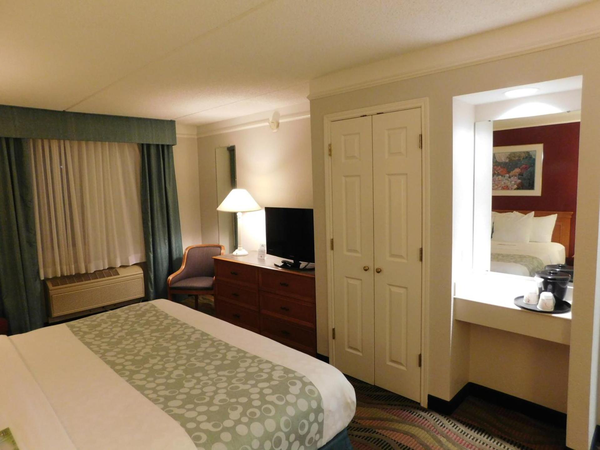 Days Inn & Suites by Wyndham Arlington Heights photo 50