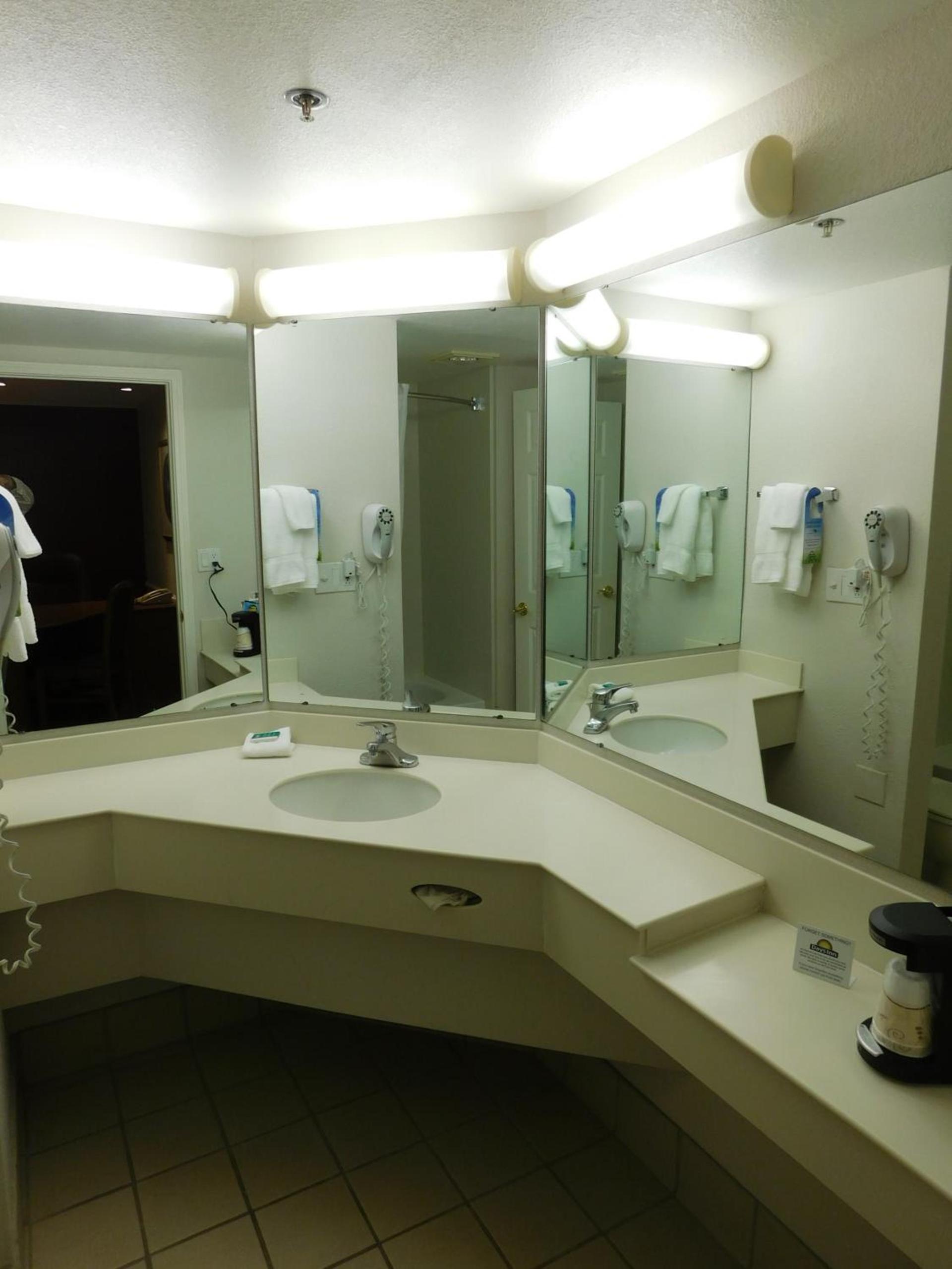 Days Inn & Suites by Wyndham Arlington Heights photo 51