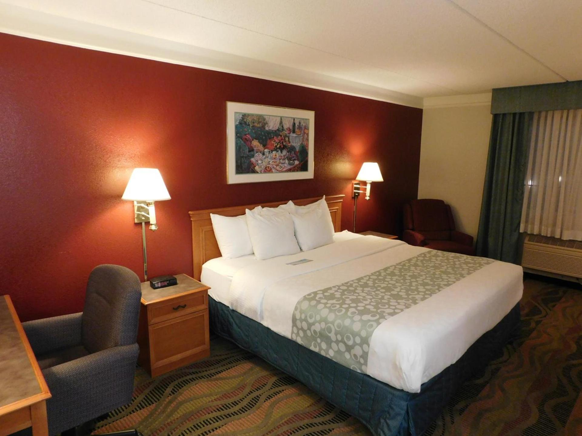 Days Inn & Suites by Wyndham Arlington Heights photo 52