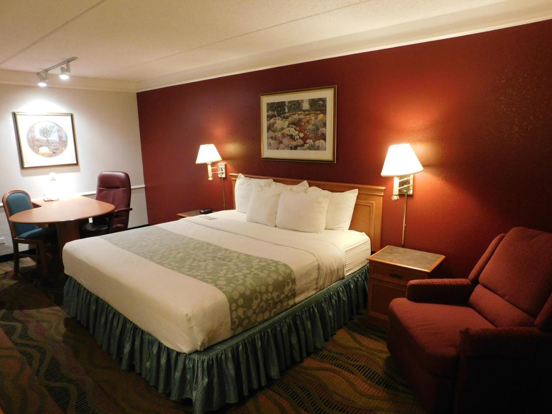 Days Inn & Suites by Wyndham Arlington Heights photo 53