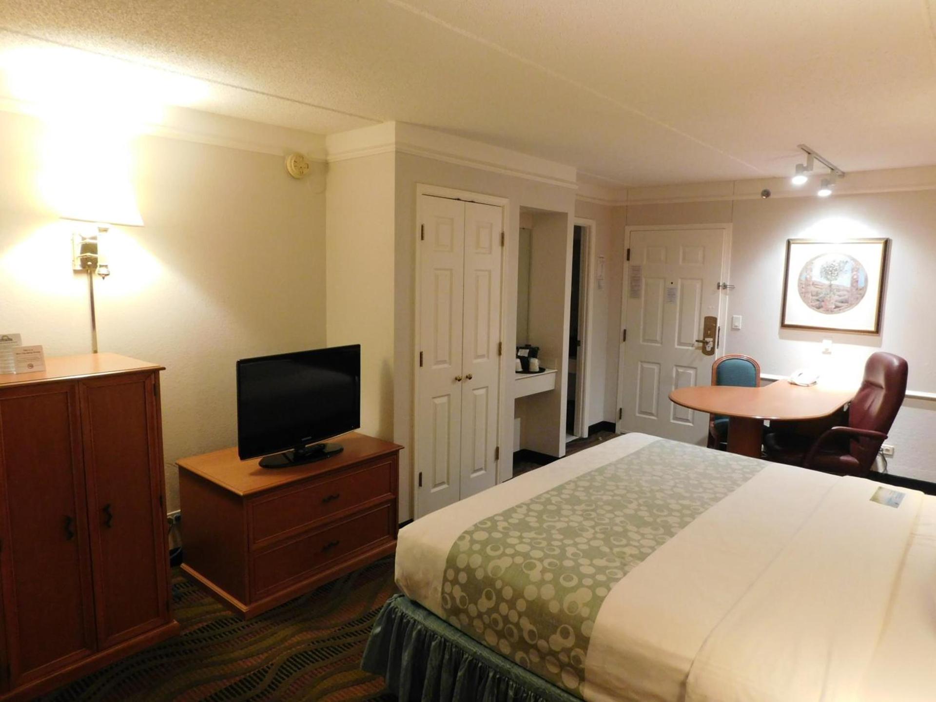 Days Inn & Suites by Wyndham Arlington Heights photo 55