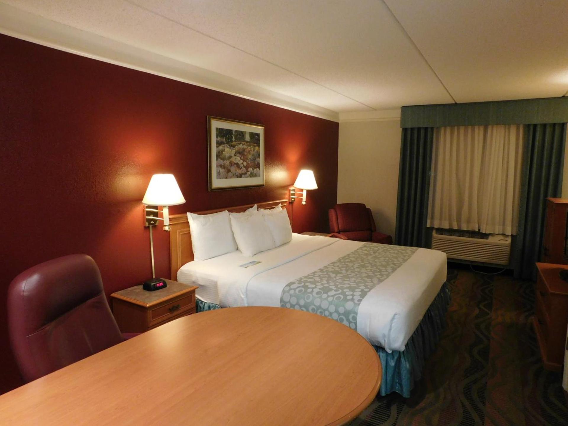 Days Inn & Suites by Wyndham Arlington Heights photo 56