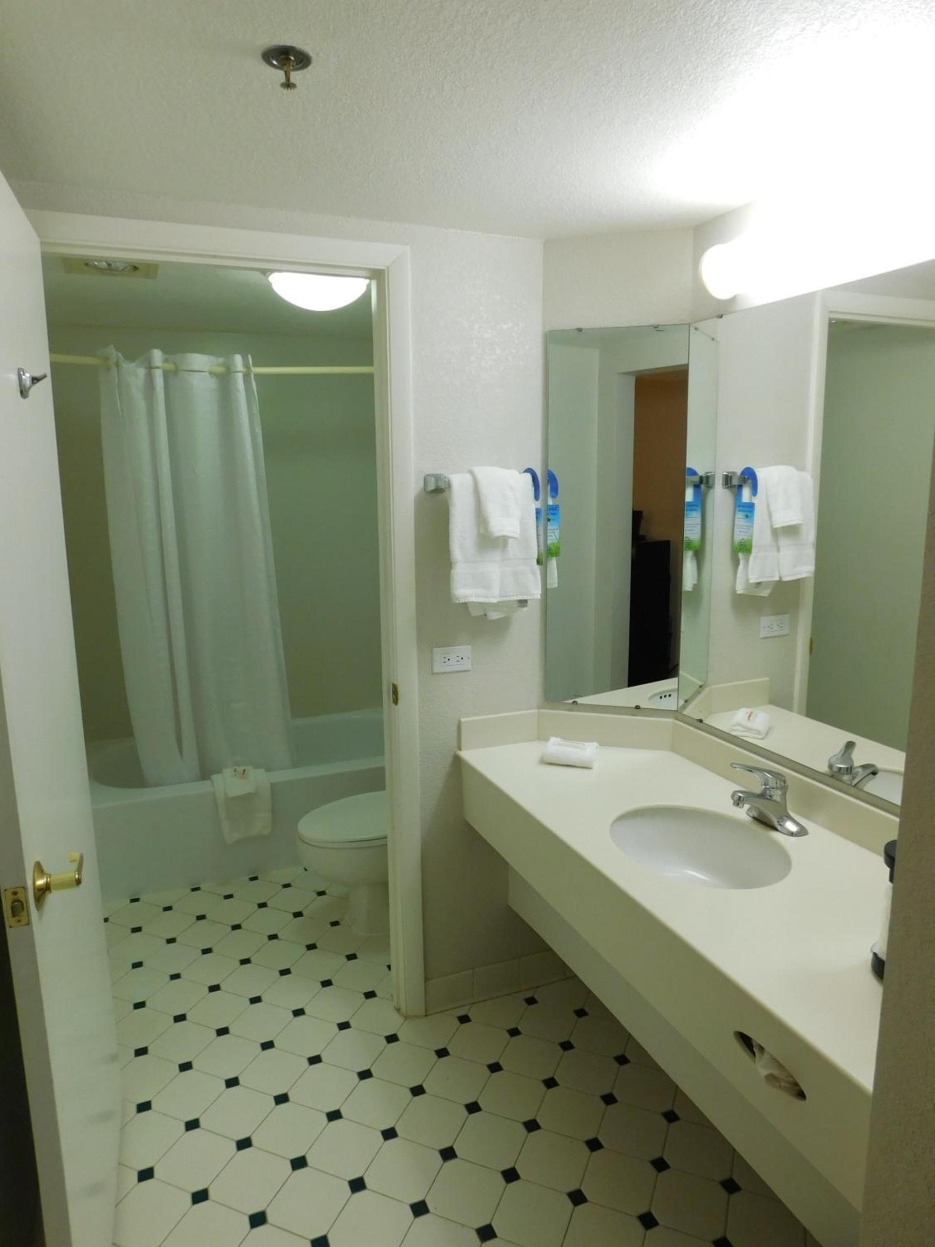 Days Inn & Suites by Wyndham Arlington Heights photo 58
