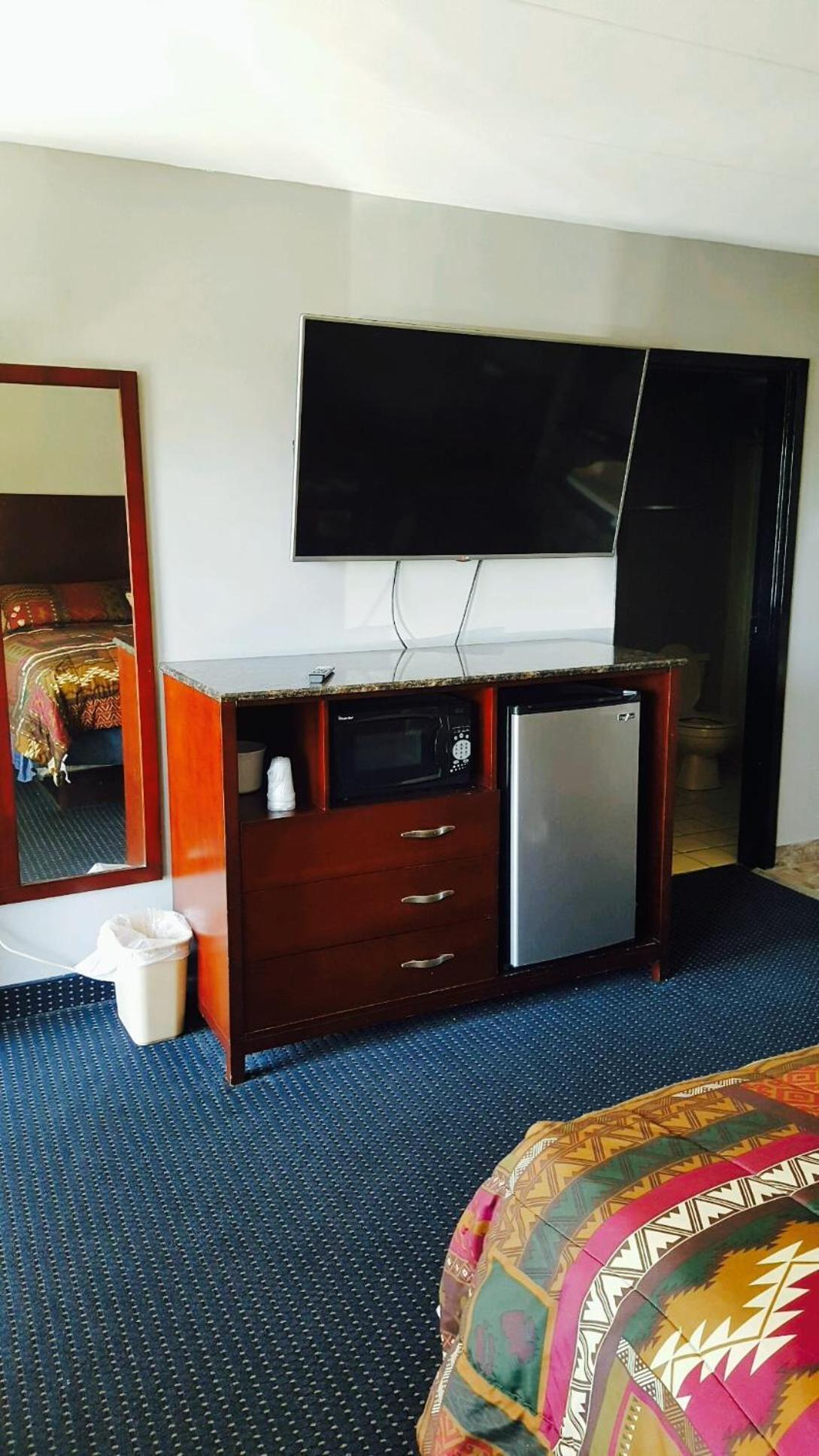 American Inn and Suites photo 18
