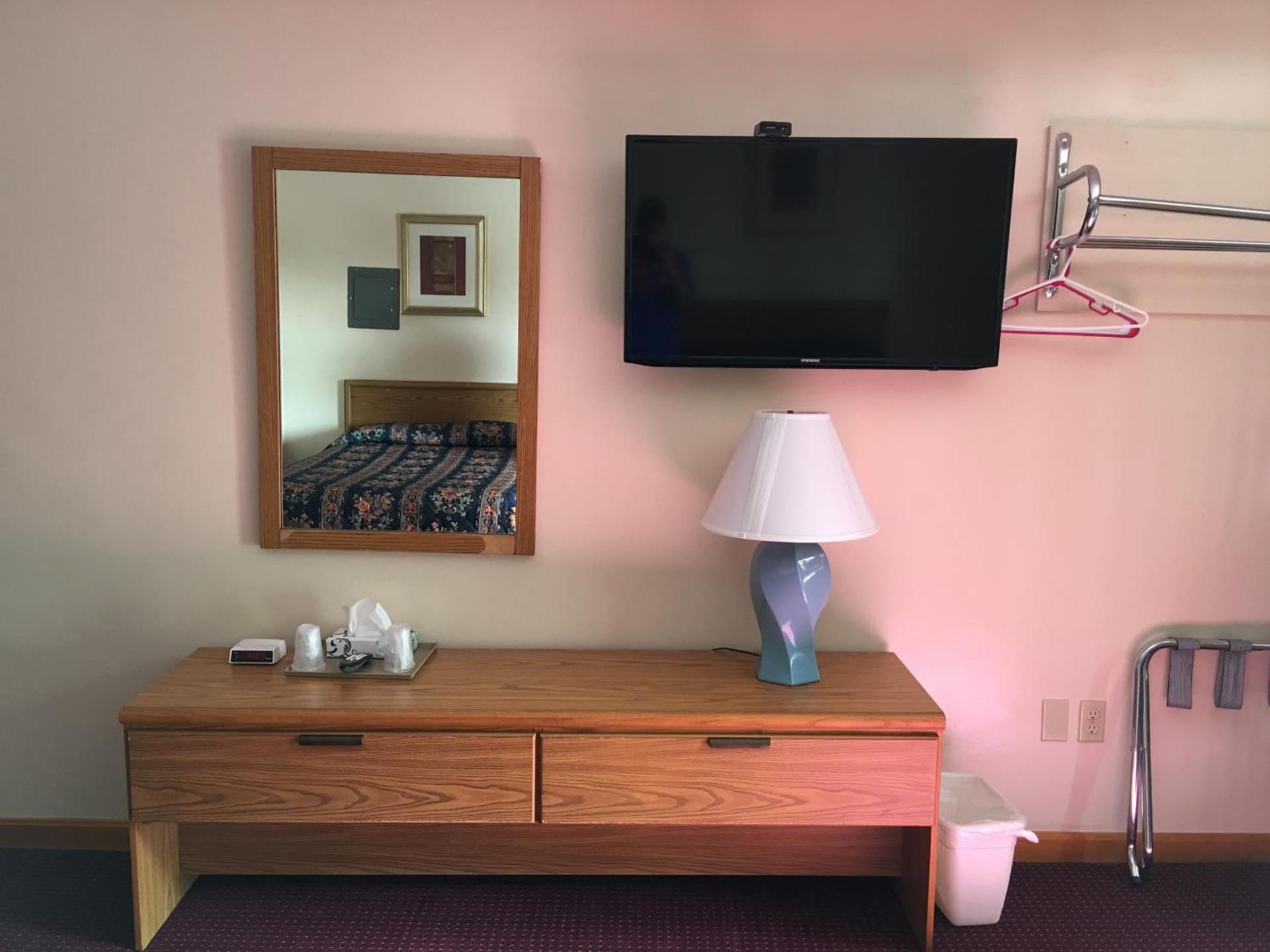 Knotty Pine Motel photo 12