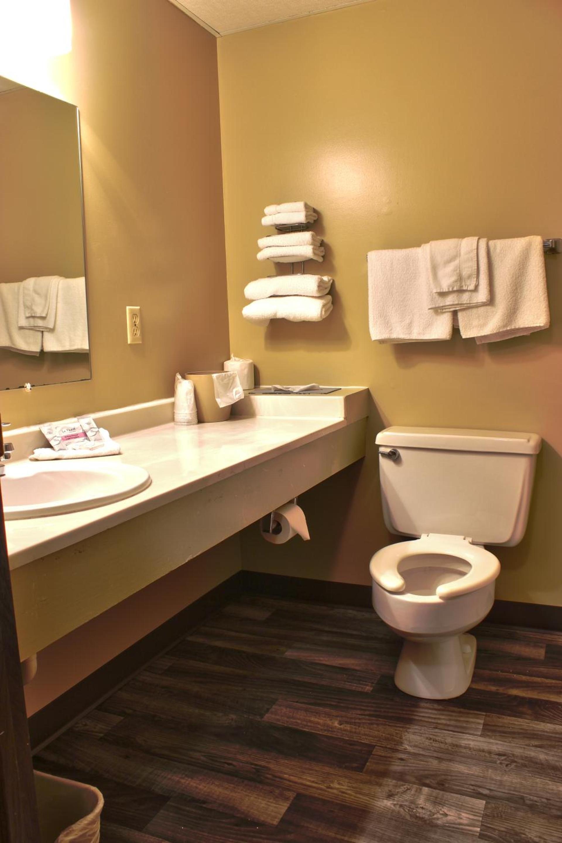 Sunlac Inn Devils Lake photo 19
