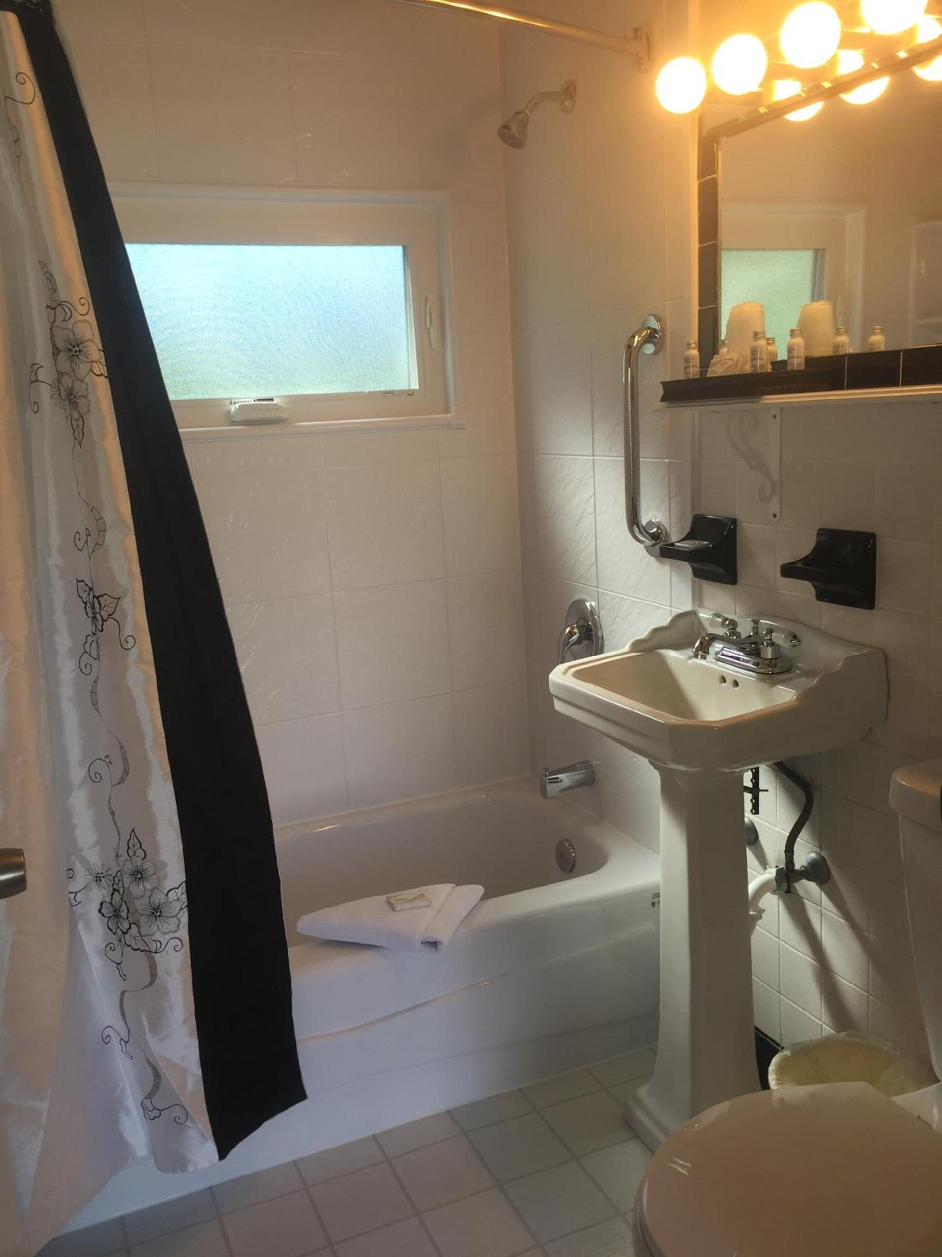 Claddagh Motel & Suites photo 28