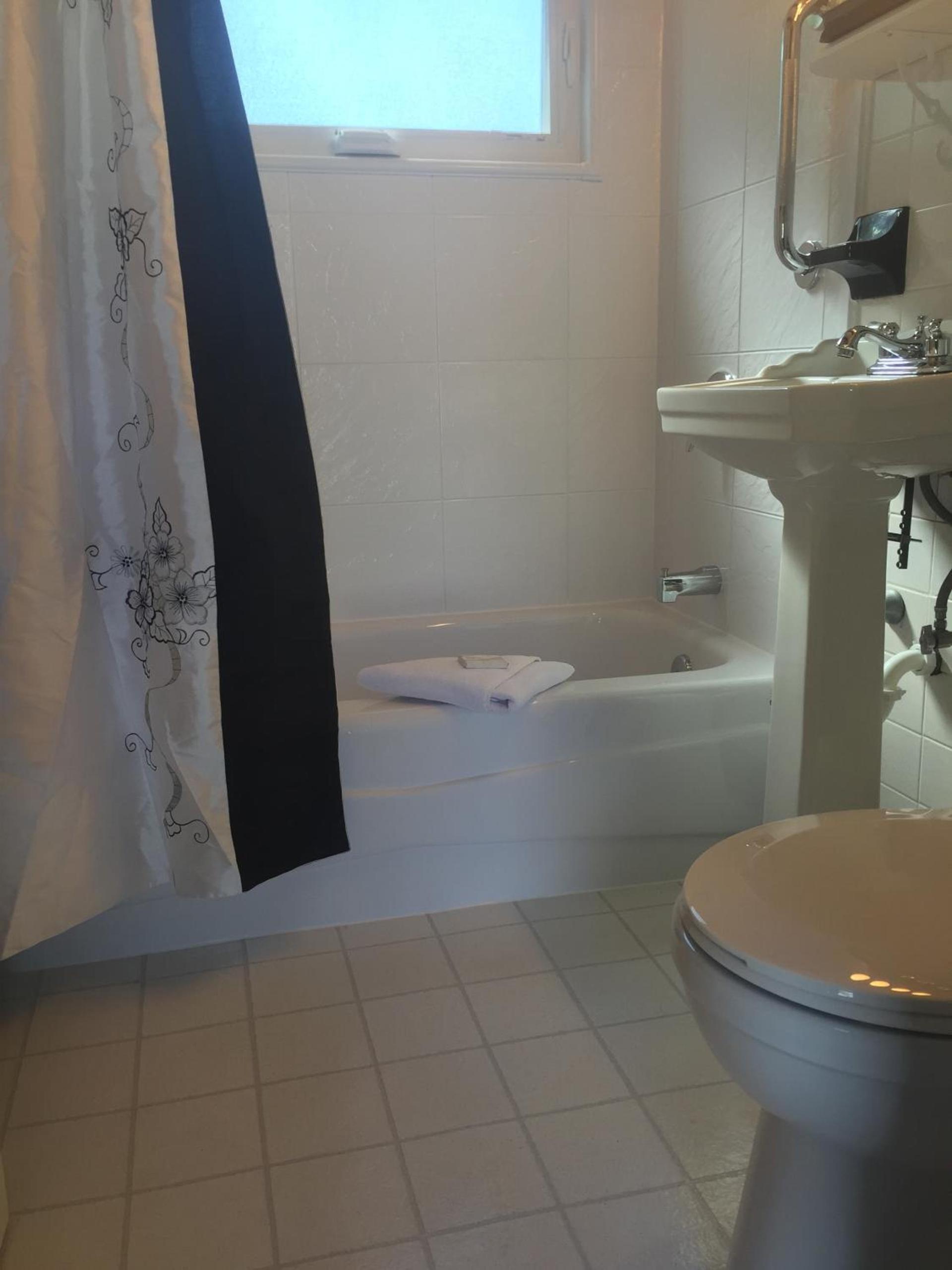 Claddagh Motel & Suites photo 43