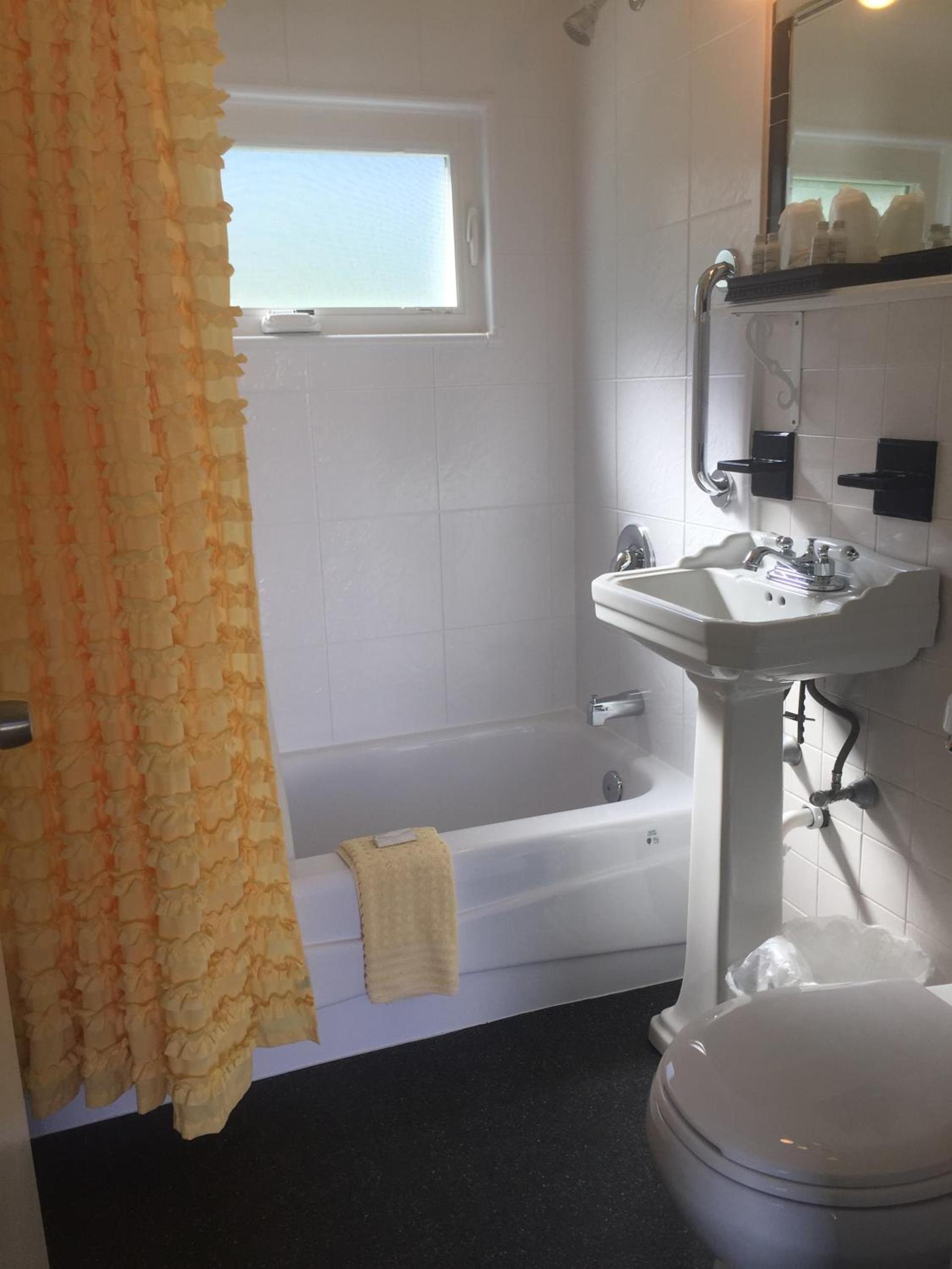 Claddagh Motel & Suites photo 41