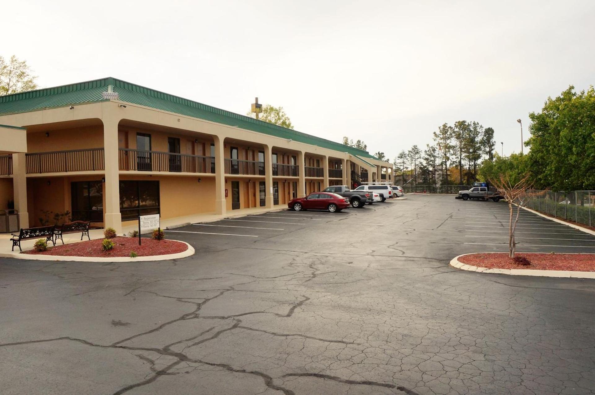 Howard Johnson by Wyndham Greensboro Near the Coliseum photo 87