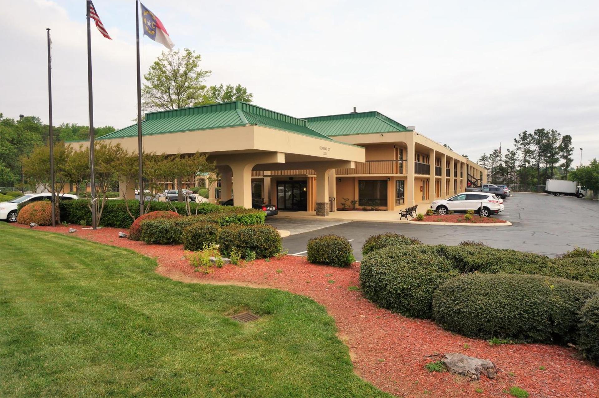 Howard Johnson by Wyndham Greensboro Near the Coliseum photo 70