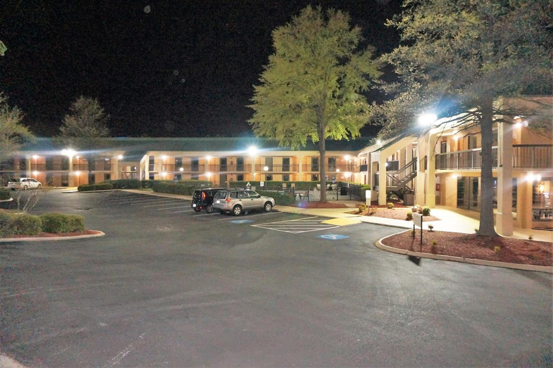 Howard Johnson by Wyndham Greensboro Near the Coliseum photo 85