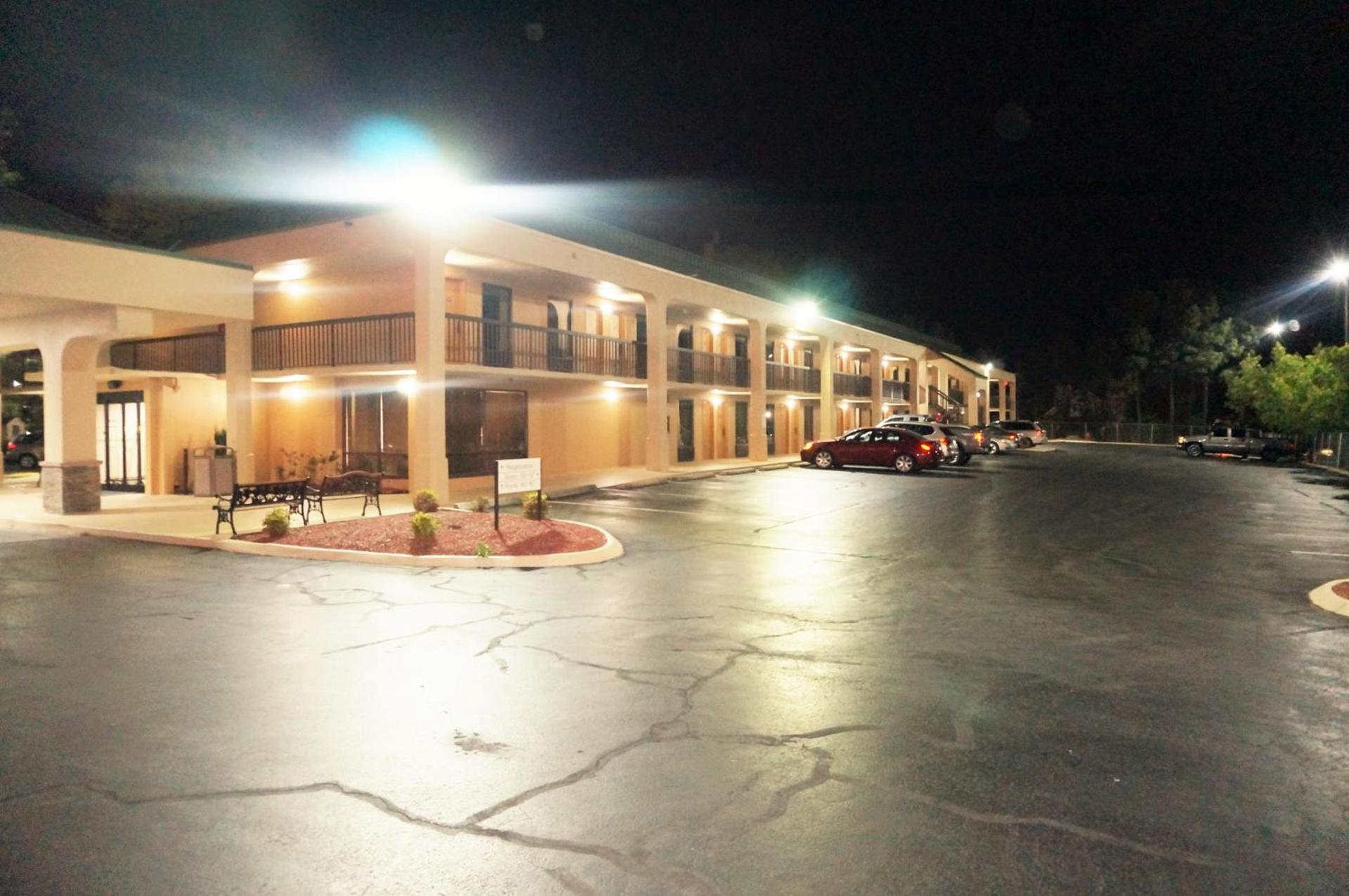 Howard Johnson by Wyndham Greensboro Near the Coliseum photo 86